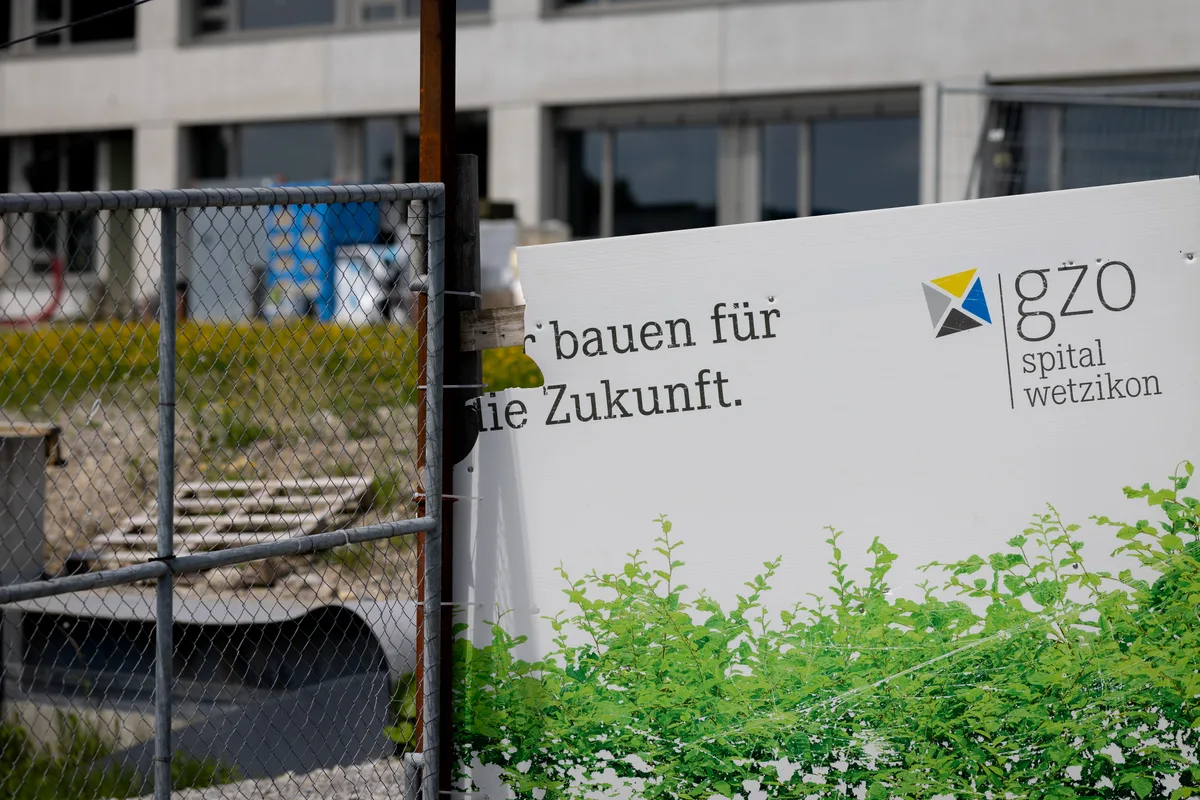 Eine beschädigte Baustellenabsperrung.